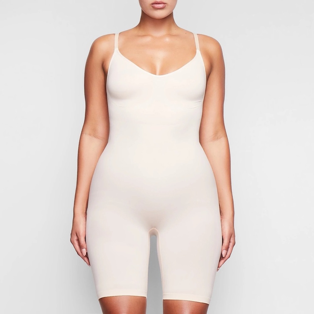 Skims sculpting bodysuit mid thigh with open gusset sand